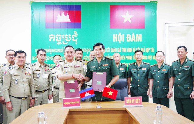 Bộ Chỉ huy BĐBP tỉnh An Giang và Ty Công an tỉnh Takeo, Vương quốc Campuchia ký kết biên bản hội đàm.