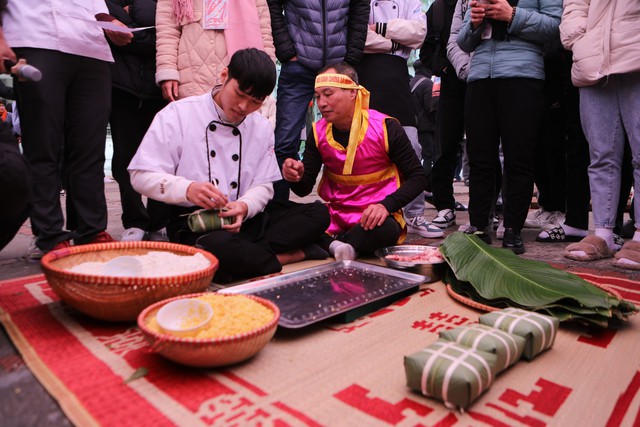 Sinh viên trường Cao đẳng Thương mại và Du lịch Hà Nội hào hứng với cuộc thi gói bánh chưng ngày tết- Ảnh 1.