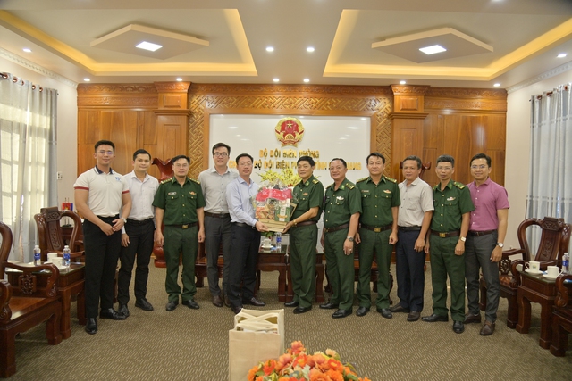 Đoàn cán bộ Công ty Khí Cà Mau chúc tết, trao quà cho cán bộ, chiến sĩ Bộ đội Biên phòng tỉnh Kiên Giang.