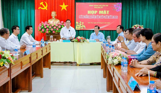 Chủ tịch UBND thành phố Cần Thơ Trần Việt Trường phát biểu tại buổi họp mặt.