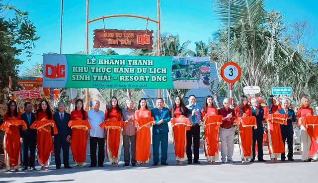 Các đại biểu thực hiện nghi thức khánh thành Khu thực hành du lịch sinh thái - Resort DNC.