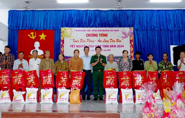 Đại diện lãnh đạo BĐBP tỉnh và công ty TNHH Gaxy trao tặng quà tết cho các hộ gia đình có hoàn cảnh khó khăn