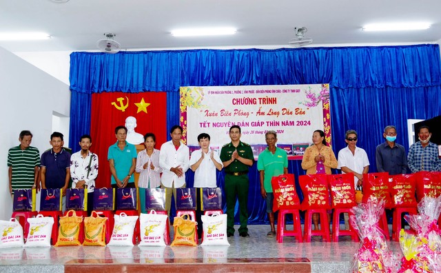 Đại điện lãnh đạo đồn Biên phòng Vĩnh Châu và UBND phường 2 trao quà tết cho các hộ gia đình có hoàn cảnh khó khăn trên địa bàn Phường 2, thị xã Vĩnh Châu.