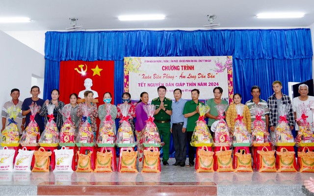 Lãnh lạo BĐBP tỉnh và UBND Phường 1, thị xã Vĩnh Châu trao tặng quà tết cho người nghèo.