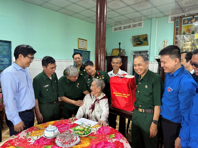 Thăm và tặng quà Mẹ Việt Nam anh hùng tỉnh Long An