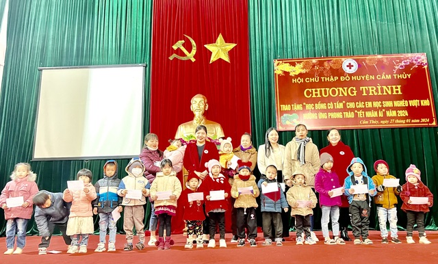 Thanh Hóa: Trao tặng học bổng "Cô Tấm" cho học sinh nghèo vượt khó tại huyện Cẩm Thủy- Ảnh 4.