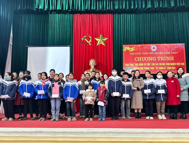 Thanh Hóa: Trao tặng học bổng "Cô Tấm" cho học sinh nghèo vượt khó tại huyện Cẩm Thủy- Ảnh 6.