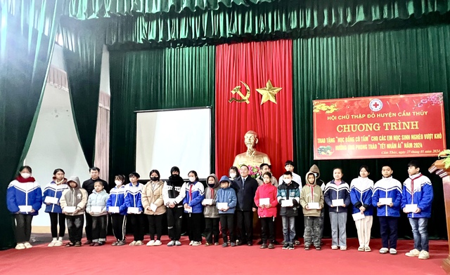 Thanh Hóa: Trao tặng học bổng "Cô Tấm" cho học sinh nghèo vượt khó tại huyện Cẩm Thủy- Ảnh 5.