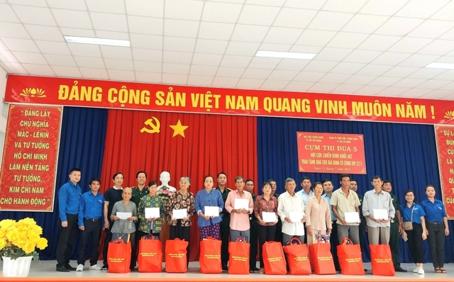 Tặng quà cho các gia đình chính sách tỉnh Long An