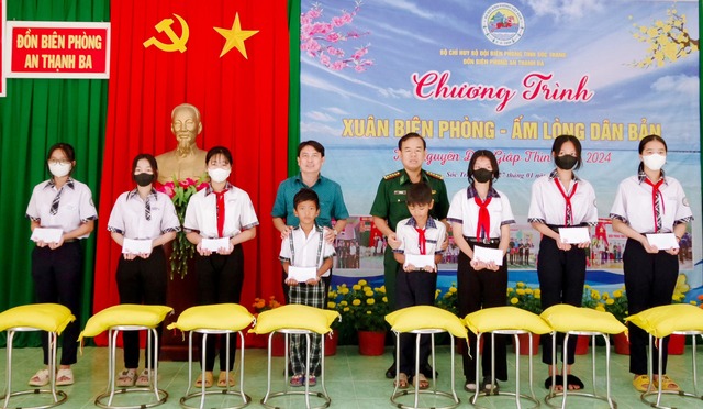 Lãnh đạo BĐBP tỉnh và Huyện ủy Cù Lao Dung trao học bổng cho các em học sinh trên địa bàn xã An Thạnh 3 và An Thạnh Nam, huyện Cù Lao Dung.