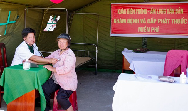 Quân y đồn Biên phòng Vĩnh Hải khám bệnh cấp thuốc miễn phí cho người nghèo.
