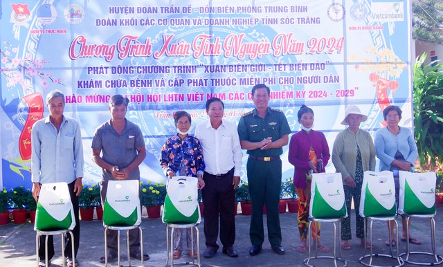 Đại diễn lãnh đạo Phòng Chính trị BĐBP tỉnh Sóc Trăng và địa phương tặng quà Tết cho người nghèo trên địa bàn xã Trung Bình và thị trấn Trần Đề, huyện Trần Đề.