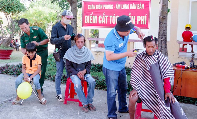 Cắt tóc miễn phí cho người dân trên địa bàn xã Vĩnh Hải, thị xã Vĩnh Châu.