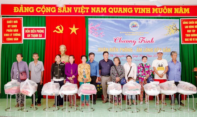 Lãnh đạo UBND huyện Cù Lao Dung tặng quà cho người nghèo trên địa bàn xã An Thạnh 3 và An Thạnh Nam, huyện Cù Lao Dung.