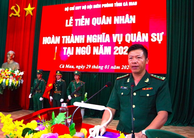 Thượng tá Lê Đình Sơn, Phó Chỉ huy trưởng, Tham mưu trưởng lưu ý các quân nhân trước khi xuất ngũ về địa phương sinh sống.