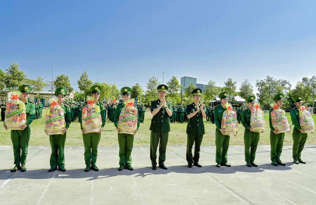 Đại tá Hoàng Minh Dẫn - Phó Chỉ huy trưởng, Tham mưu trưởng BĐBP tỉnh và Đại tá Doãn Đình Tránh - Phó Chính ủy BĐBP tỉnh trao quà cho các quân nhân hoàn thành nhiệm vụ tại ngũ.