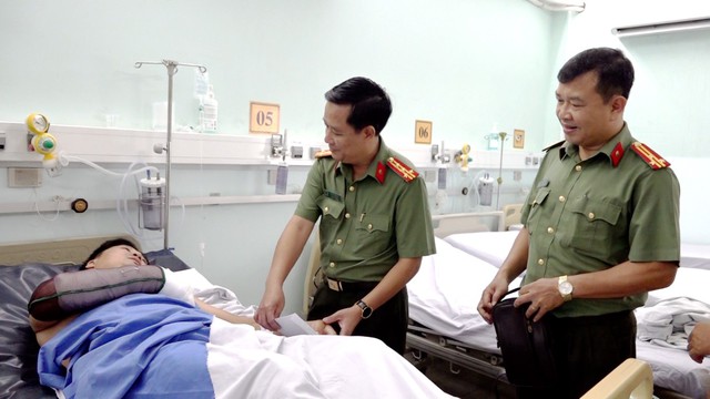 Đại tá Lê Phú Thạnh, Phó Giám đốc Công an tỉnh thăm hỏi, động viên đồng chí Thái Văn Tâm bị thương khi làm nhiệm vụ.