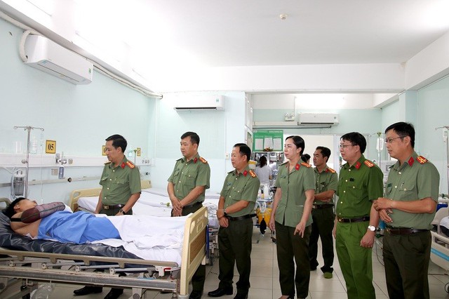 Đại tá Lê Phú Thạnh và đoàn đến thăm đồng chí Thái Văn Tâm.