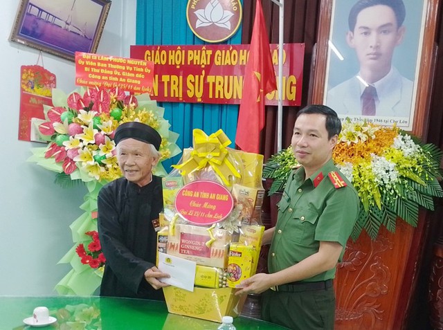 Đại tá Nguyễn Thanh Hà, Phó Giám đốc Công an tỉnh chúc mừng Ban Trị sự Trung ương Giáo hội Phật giáo Hòa Hảo