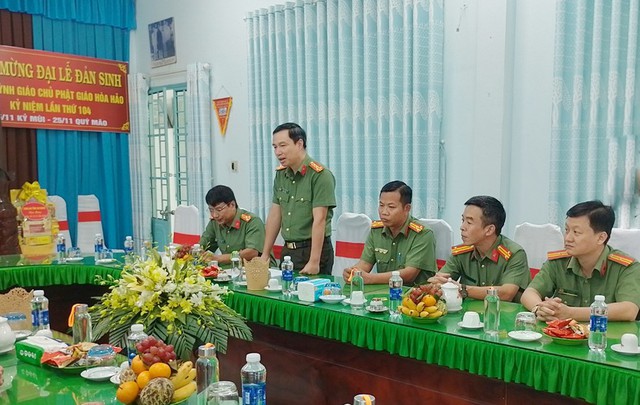 Đại tá Nguyễn Thanh Hà, Phó Giám đốc Công an tỉnh phát biểu chúc mừng Ban Trị sự Trung ương Giáo hội Phật giáo Hòa Hảo