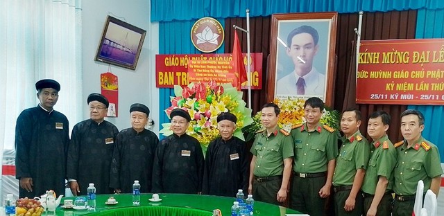 Đại tá Nguyễn Thanh Hà, Phó Giám đốc Công an tỉnh cùng thành viên trong đoàn chụp ảnh lưu niệm với Ban Trị sự