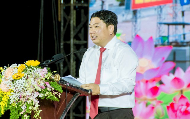Bí thư Huyện ủy, Chủ tịch UBND huyện Vĩnh Thuận Lê Trung Hồ đọc diễn văn tại lễ kỷ niệm.