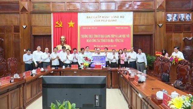 Đoàn công tác tỉnh Bà Rịa - Vũng Tàu trao tặng tỉnh Hậu Giang 01 tỷ đồng chăm lo cho hộ nghèo.