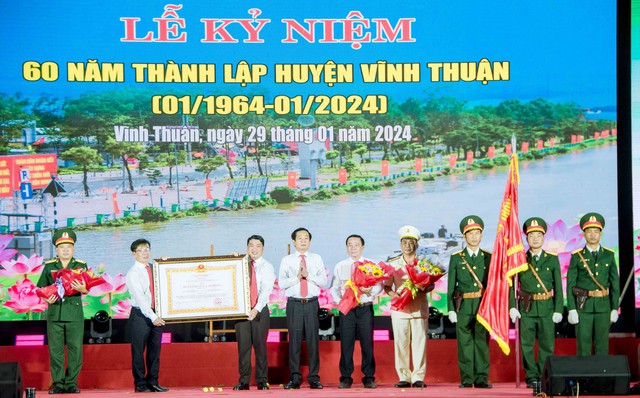 Thừa ủy quyền của Chủ tịch nước, Bí thư Tỉnh ủy Kiên Giang Đỗ Thanh Bình đã trao Huân chương Lao động hạng Nhất cho Đảng bộ, chính quyền và nhân dân huyện Vĩnh Thuận.