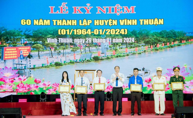 Chủ tịch UBND tỉnh Kiên Giang Lâm Minh Thành trao Bằng khen của UBND tỉnh Kiên Giang cho 6 tập thể.