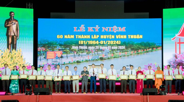 Phó Bí thư Thường trực Tỉnh ủy Mai Văn Huỳnh và Phó Chủ tịch UBND tỉnh Nguyễn Lưu Trung trao Bằng khen của UBND tỉnh Kiên Giang cho 18 cá nhân.