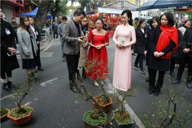 Phu nhân Chủ tịch nước và Phu nhân Tổng thống Philippines tham quan chợ hoa Tết Hàng Lược- Ảnh 3.