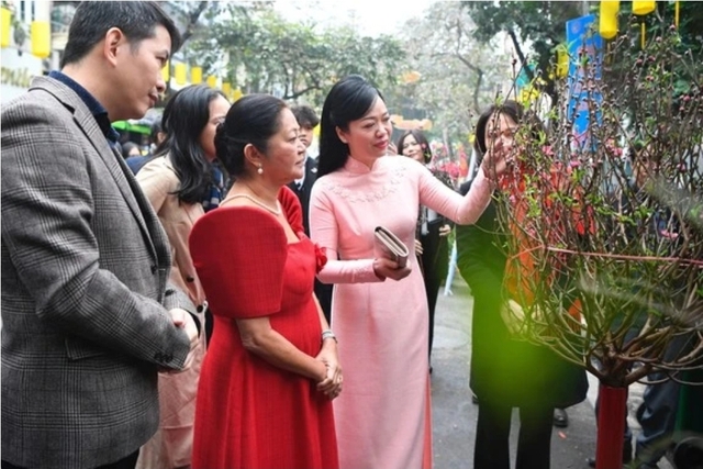 Phu nhân Chủ tịch nước và Phu nhân Tổng thống Philippines tham quan chợ hoa Tết Hàng Lược- Ảnh 4.
