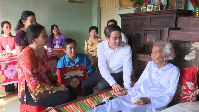 Bí thư Tỉnh ủy Hậu Giang Nghiêm Xuân Thành thăm hỏi sức khoẻ Mẹ VNAH Lê Thị Duyên.