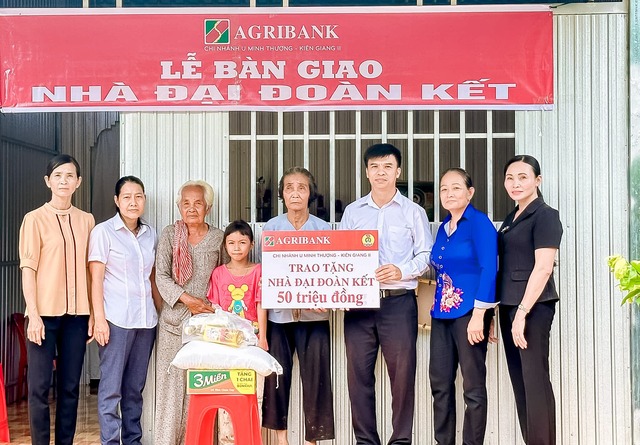 Ông Phạm Văn Lệ - Phó Giám đốc Agribank Chi nhánh huyện U Minh Thượng - Kiên Giang II bàn giao nhà Đại đoàn kết cho bà Thị Đời.