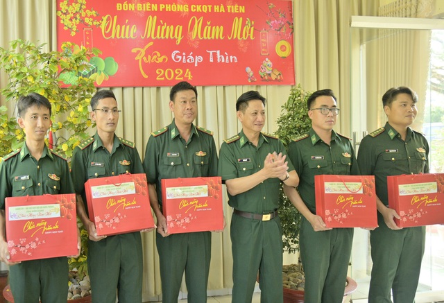 Đại tá Võ Văn Sử - Chỉ huy trưởng BĐBP tỉnh Kiên Giang, trao quà cho các trạm, tổ, chốt thuộc đồn Biên phòng cửa khẩu Quốc tế Hà Tiên.
