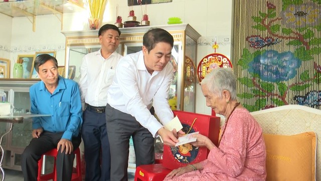 Ông Nghiêm Xuân Thành, Bí thư Tỉnh ủy Hậu Giang thăm hỏi, tặng quà Mẹ VNAH Nguyễn Thị Hiếu.