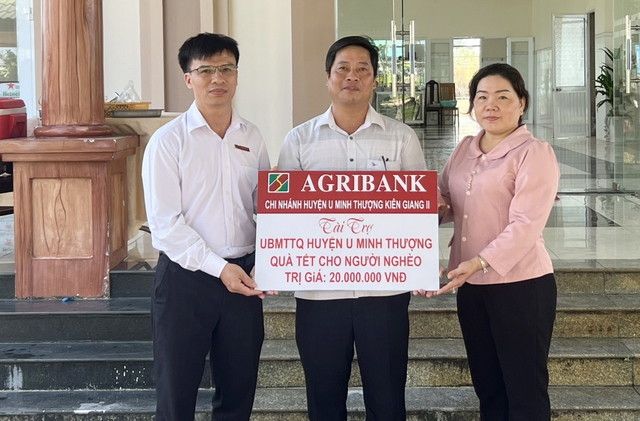Ông Phạm Văn Lệ, Phó Giám đốc Agribank Chi nhánh U Minh Thượng - Kiên Giang II trao hỗ trợ 20 triệu đồng cho Ủy ban MTTQ huyện mua quà Tết tặng người nghèo.