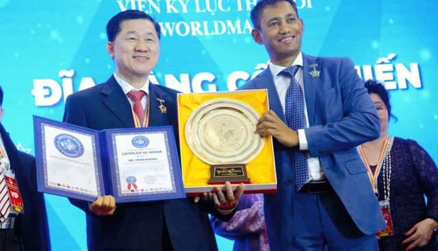 Tiến sĩ Biswaroop Roy Chowdhury Chủ tịch Liên Minh Kỷ Lục Thế Giới trao chứng nhận và Đĩa vàng Cống hiến đến ông Trần Hoàng. (ảnh: VietKings)