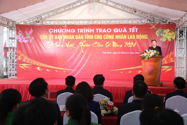 Chủ tịch UBND tỉnh Thái Bình trao quà Tết cho công nhân lao động thành phố- Ảnh 1.