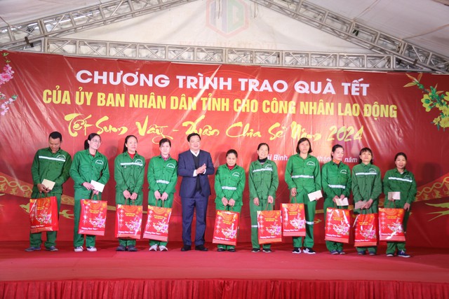 Chủ tịch UBND tỉnh Thái Bình trao quà Tết cho công nhân lao động thành phố- Ảnh 2.