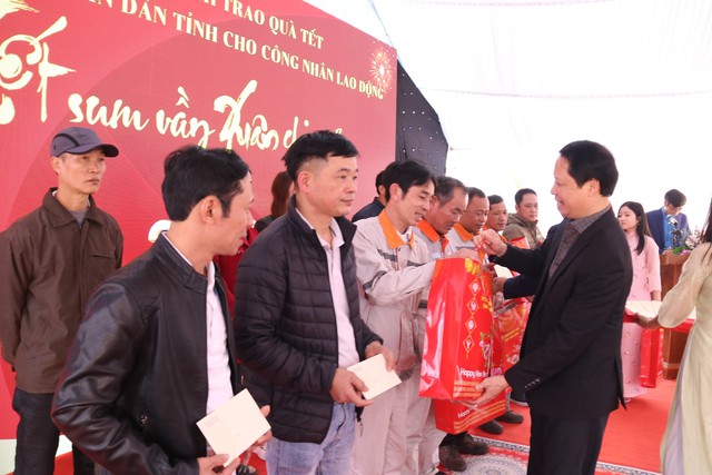 Chủ tịch UBND tỉnh Thái Bình trao quà Tết cho công nhân lao động thành phố- Ảnh 4.