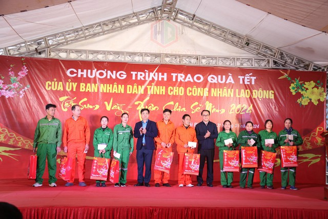 Chủ tịch UBND tỉnh Thái Bình trao quà Tết cho công nhân lao động thành phố- Ảnh 3.