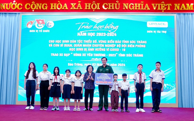 Bà Trương Mỹ Hoa trao bảng tượng trưng tặng 20 suất học bổng cho con cán bộ, quân nhân chuyên nghiệp BĐBP tỉnh Sóc Trăng.