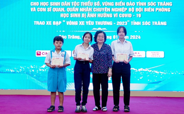 Bà Trương Mỹ Hoa trao học bổng &quot;Vòng tay nhân ái&quot; cho học sinh bị ảnh hưởng bởi dịch COVID-19.