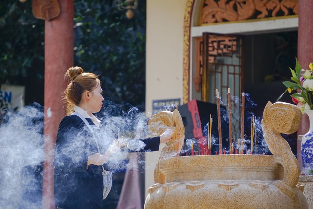 Người dân bái Bà tại Linh Sơn Tiên Thạch Tự có tuổi đời 300 năm. Ảnh: Sun World Ba Den Mountain