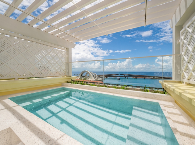 King Capri Terrace Suite nhìn ra khung cảnh biển tuyệt đẹp