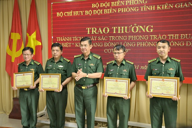 Đại tá Huỳnh Văn Đông - Bí thư Đảng ủy, Chính ủy BĐBP tỉnh Kiên Giang trao thưởng cho các tập thể và cá nhân.