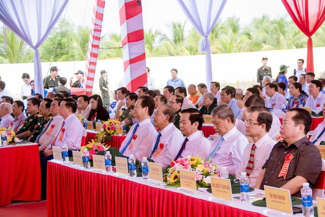 Các đại biểu tham dự lễ khánh thành khu chứng tích chiến tranh Rừng tràm Bang Biện Phú và đền thờ Anh hùng liệt sỹ huyện Vĩnh Thuận.