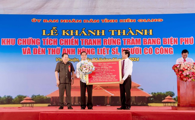 Lãnh đạo Tỉnh ủy Kiên Giang tặng bức tranh tặng Đại tướng Lê Hồng Anh - Nguyên Ủy viên Bộ Chính trị, nguyên Thường trực Ban Bí thư.