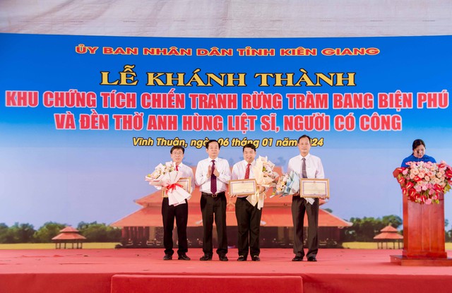 Ông Đỗ Thanh Bình, Bí thư Tỉnh ủy Kiên Giang trao Bằng khen của UBND tỉnh Kiên Giang cho các Tập thể và cá nhân.